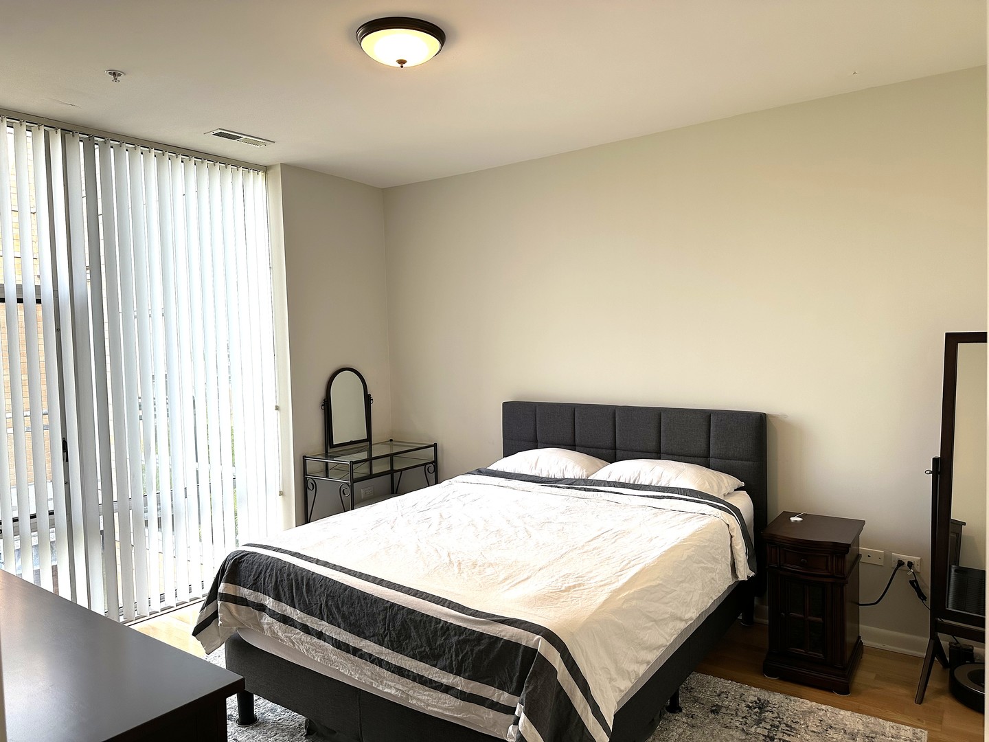 1720 Oak Avenue, Unit 706 Evanston, IL 60201 - Photo 14 of 27 a bedroom with a bed and a large window
