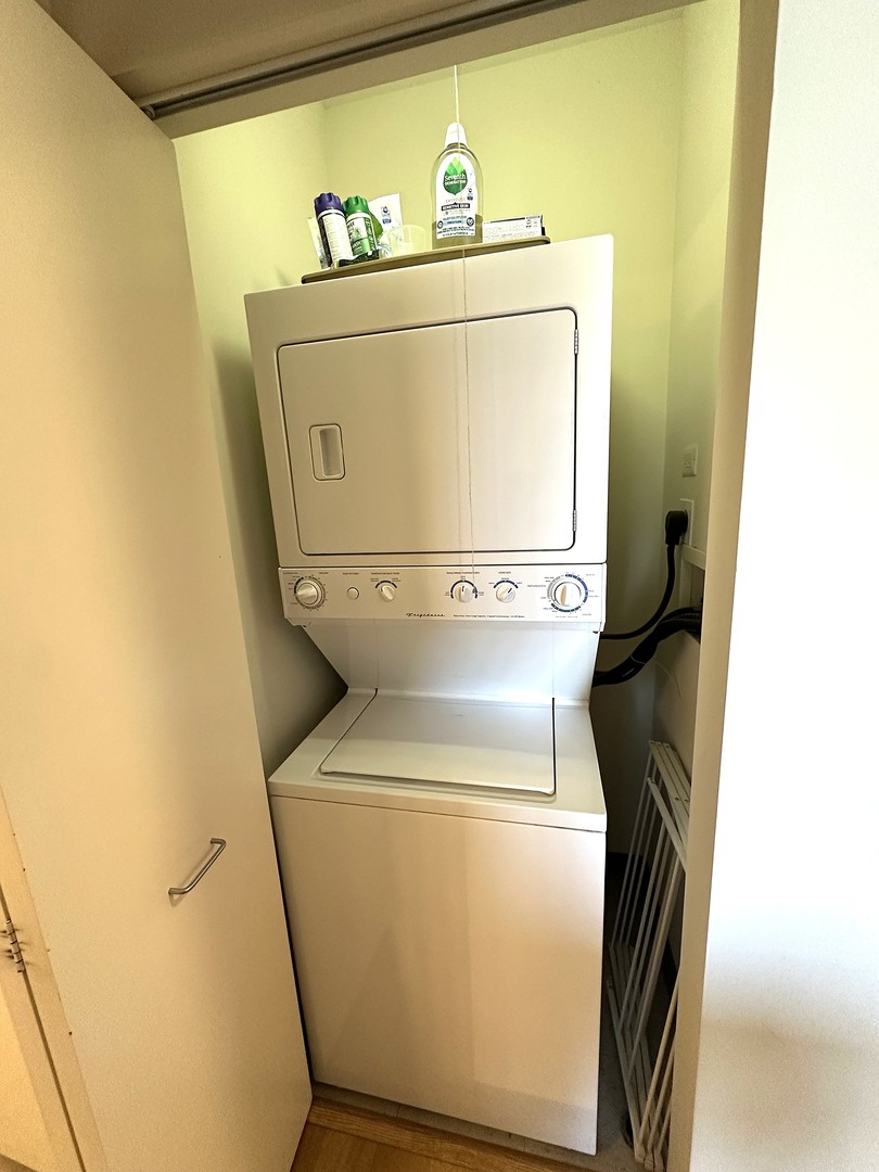 1720 Oak Avenue, Unit 706 Evanston, IL 60201 - Photo 20 of 27 a utility room with dryer and washer