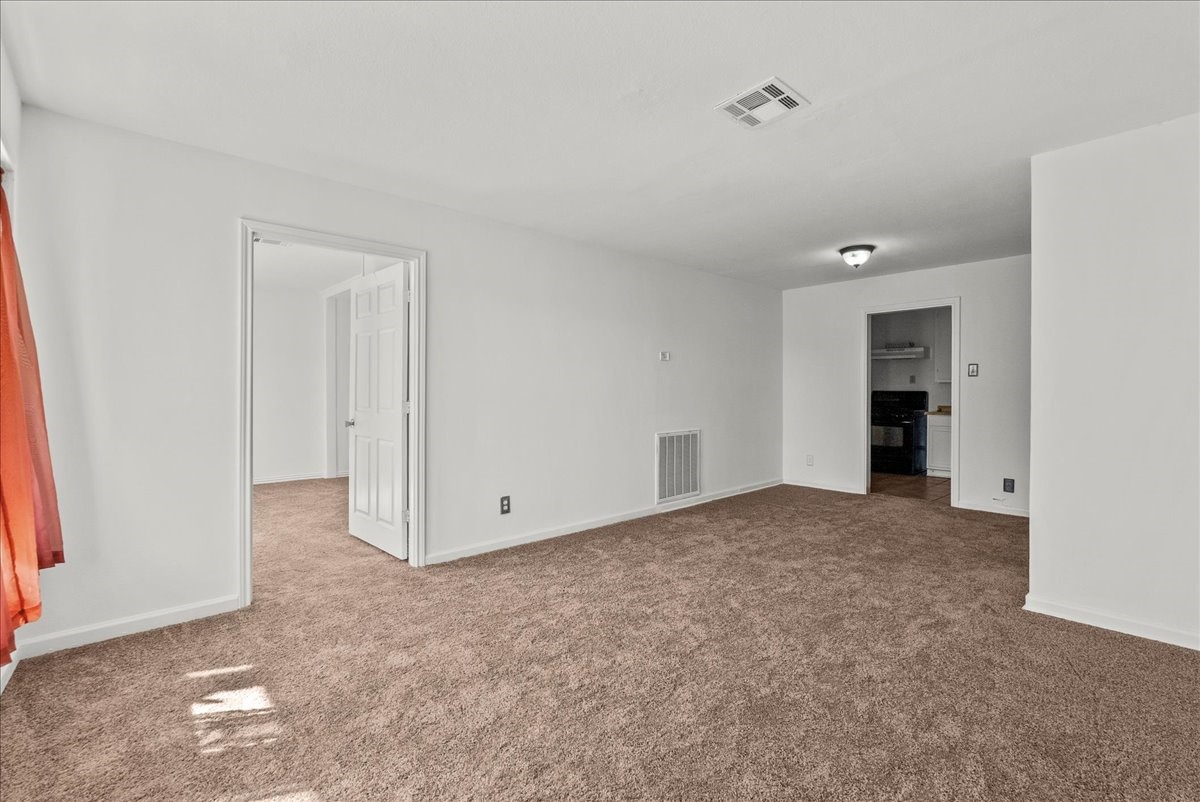 1002 Orange Street La Marque, TX 77568 - Photo 30 of 31 a view of an empty room with closet