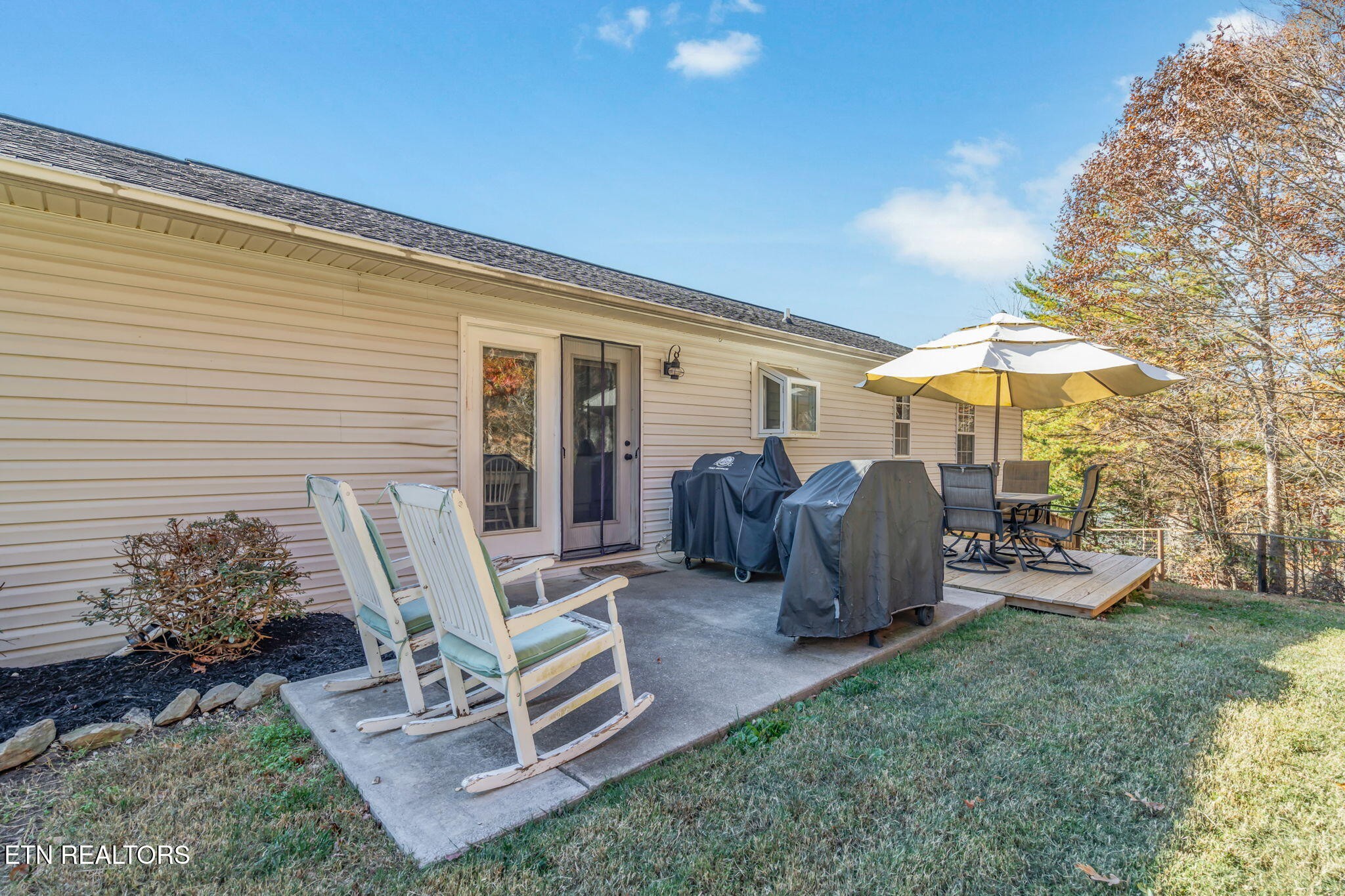 172 Edgewood Drive Powell, TN 37849 - Photo 25 of 29 a view of a patio with chairs and a table