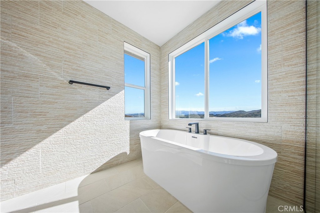 28632 Old Spgs Road Castaic, CA 91384 - Photo 60 of 70 a bathroom with a bathtub and a sink
