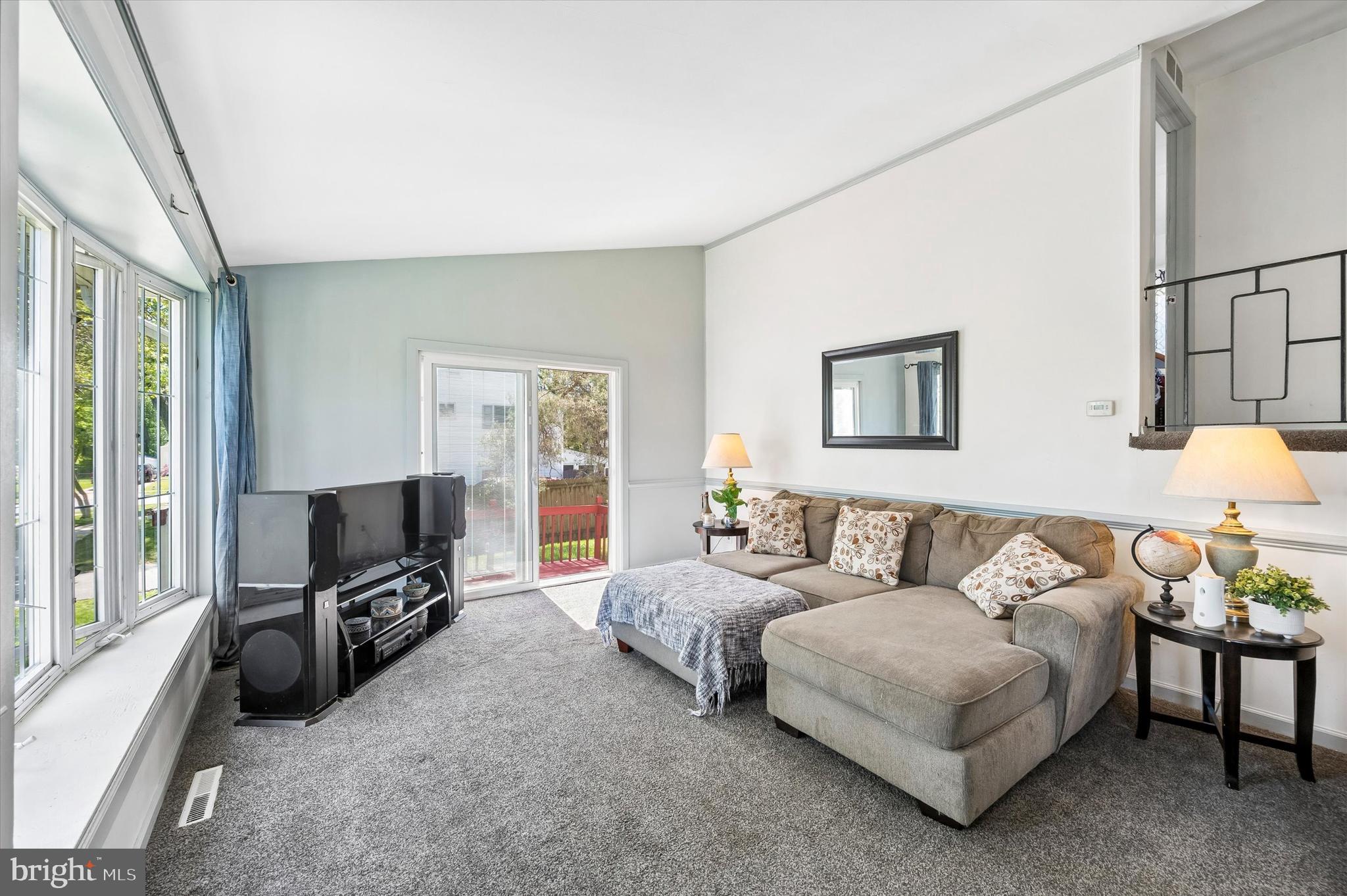 5 Stuart Drive Aston, PA 19014 - Photo 3 of 25