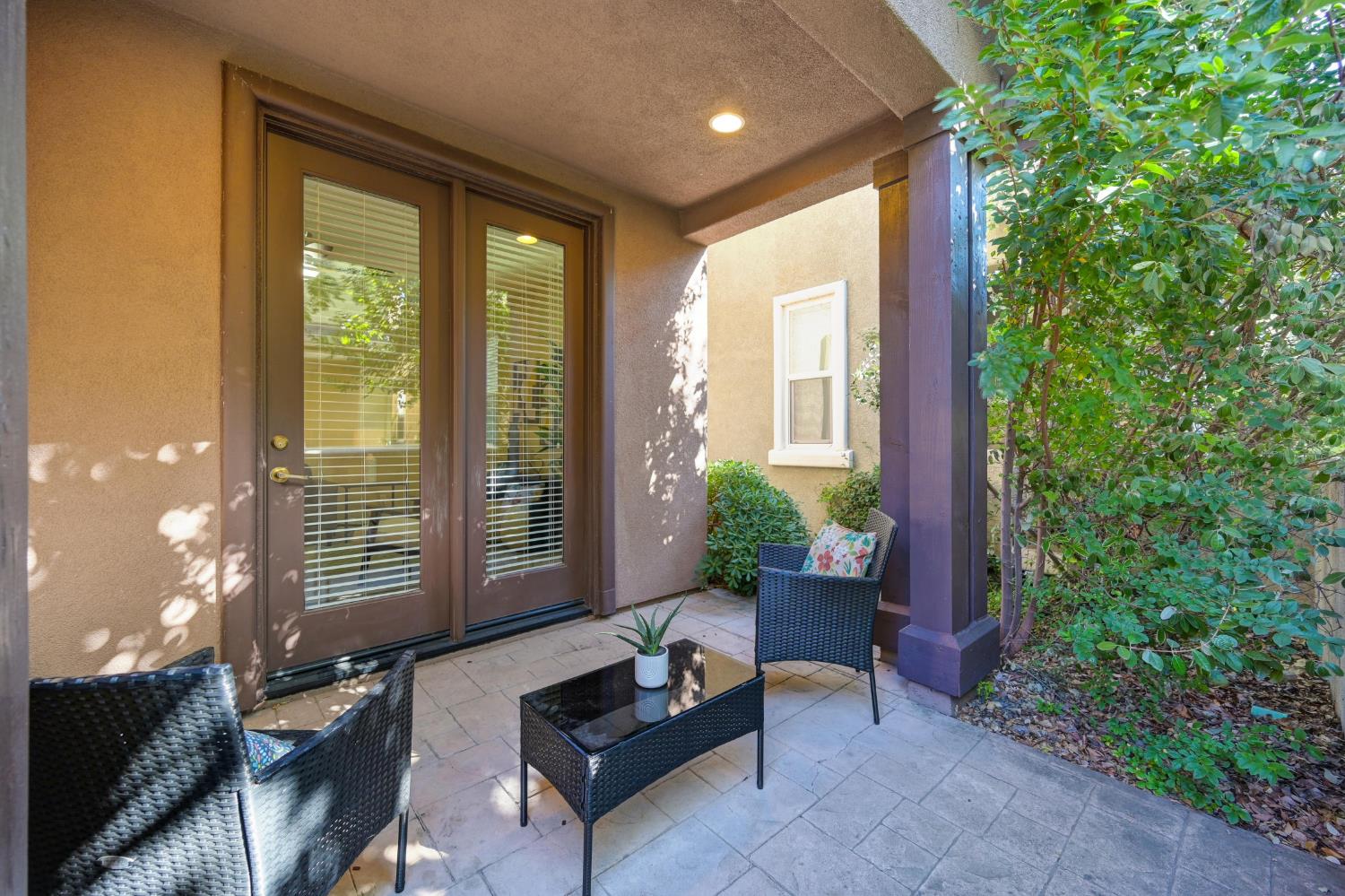 908 Lyon Place Roseville, CA 95747 - Photo 16 of 31 a outdoor living space with furniture and a potted plant