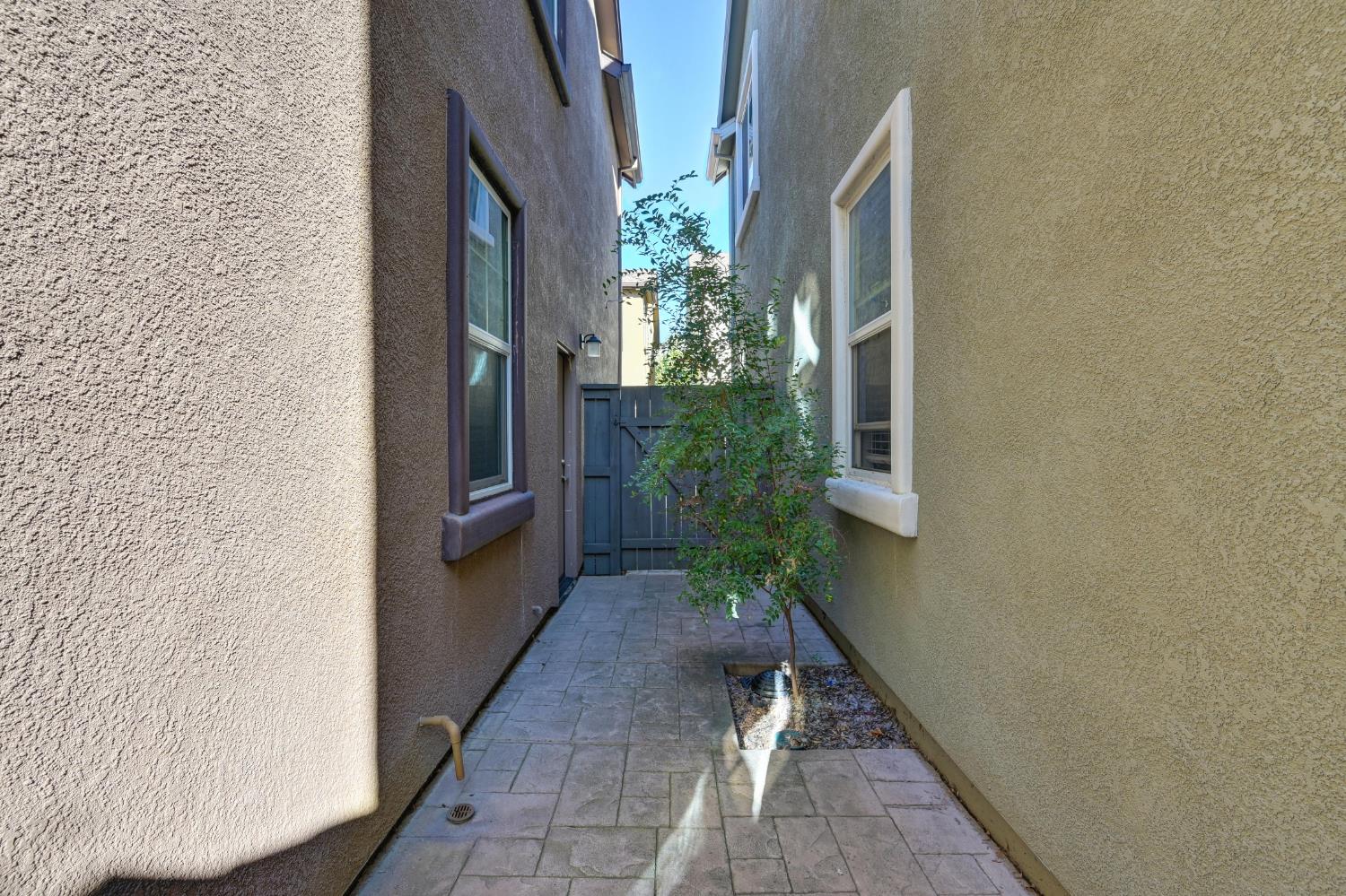 908 Lyon Place Roseville, CA 95747 - Photo 30 of 31 a view of balcony and yard