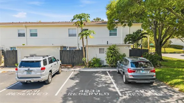 $2,300 | 4233 La Sorrento Court, Tampa, FL 33611