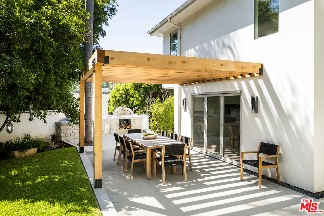 1600 North Kings Road Los Angeles, CA 90069 - Photo 30 of 37 a patio with table and chairs