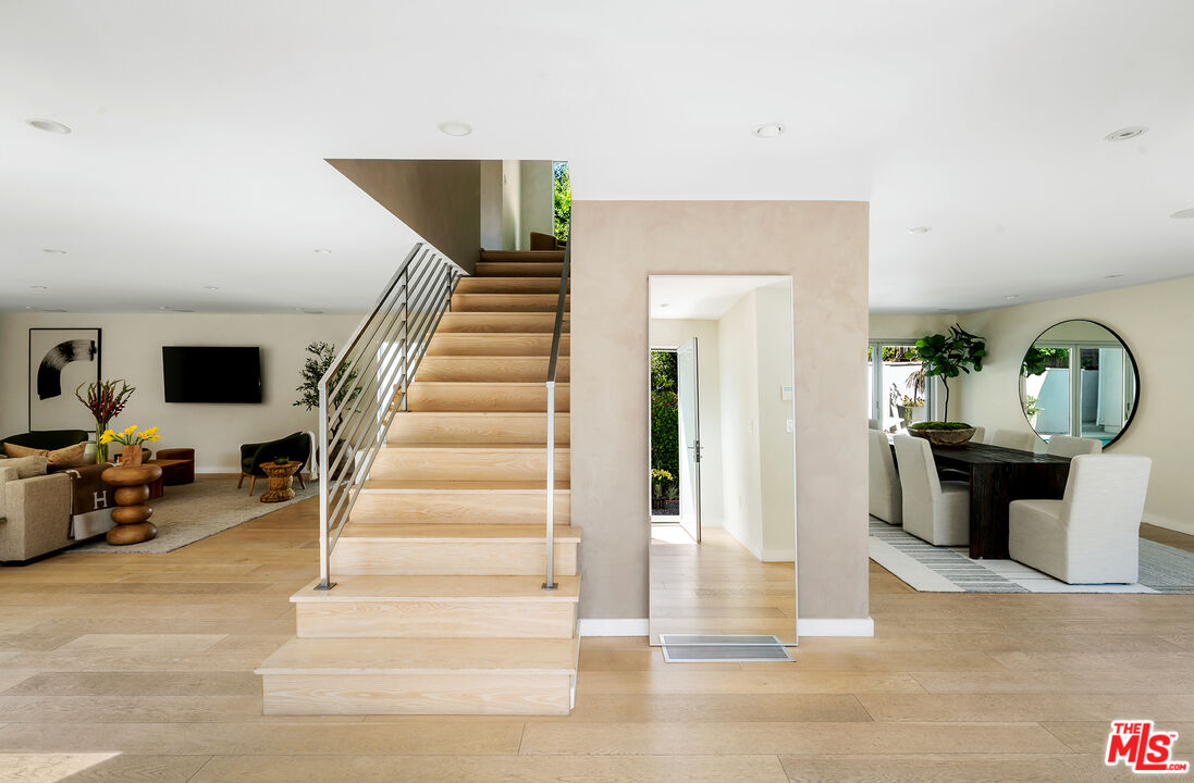 1600 North Kings Road Los Angeles, CA 90069 - Photo 3 of 37 a view of entryway and hall