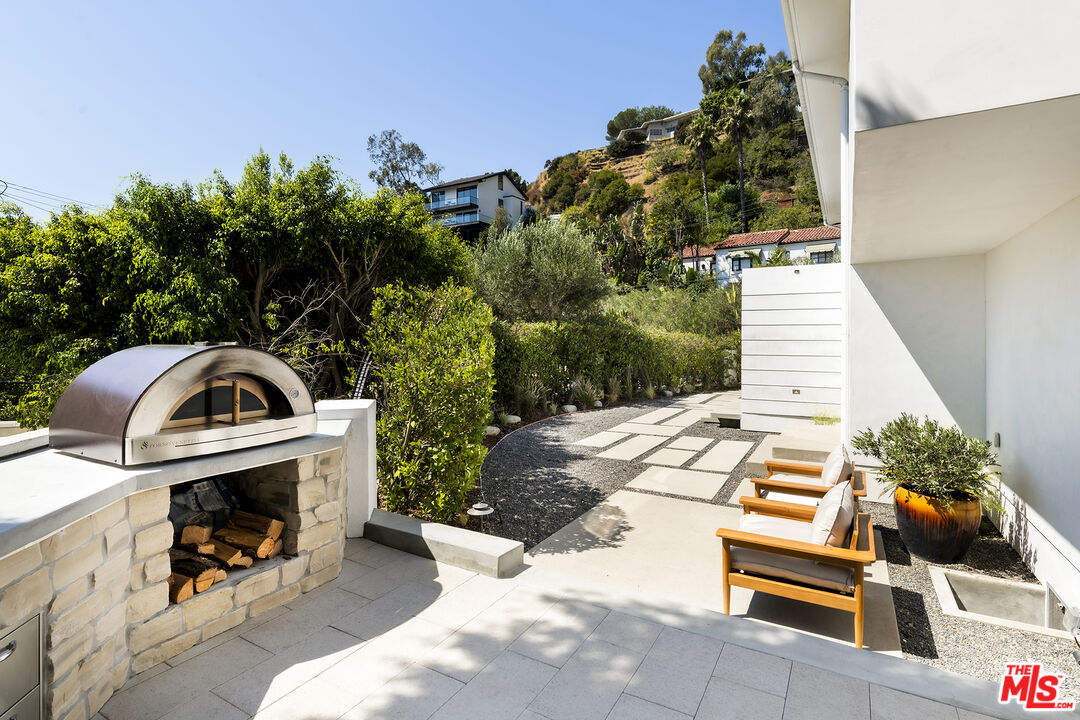 1600 North Kings Road Los Angeles, CA 90069 - Photo 32 of 37 a view of a garden with many windows