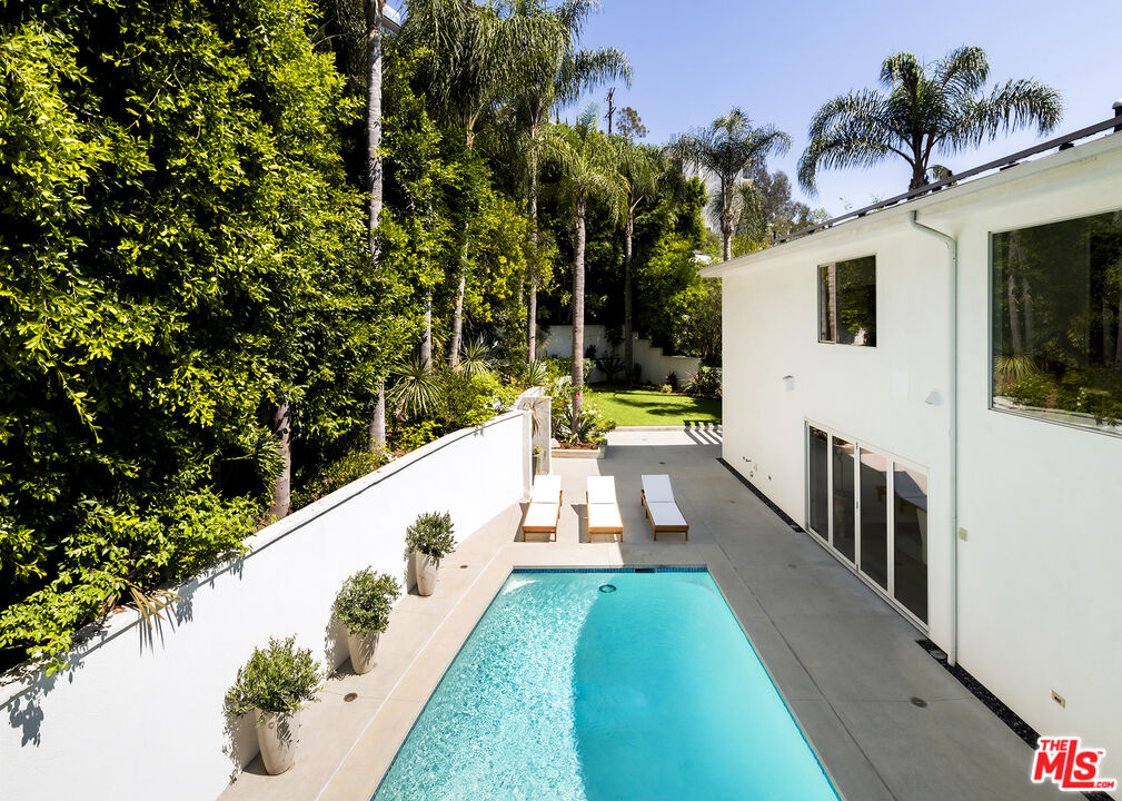 1600 North Kings Road Los Angeles, CA 90069 - Photo 36 of 37 a view of balcony with furniture