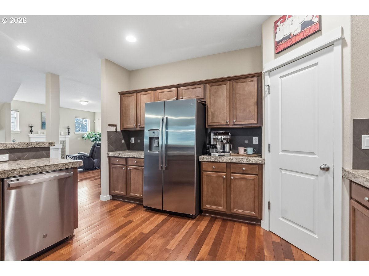 9471 Southwest 164th Avenue Beaverton, OR 97007 - Photo 5 of 26 Kitchen