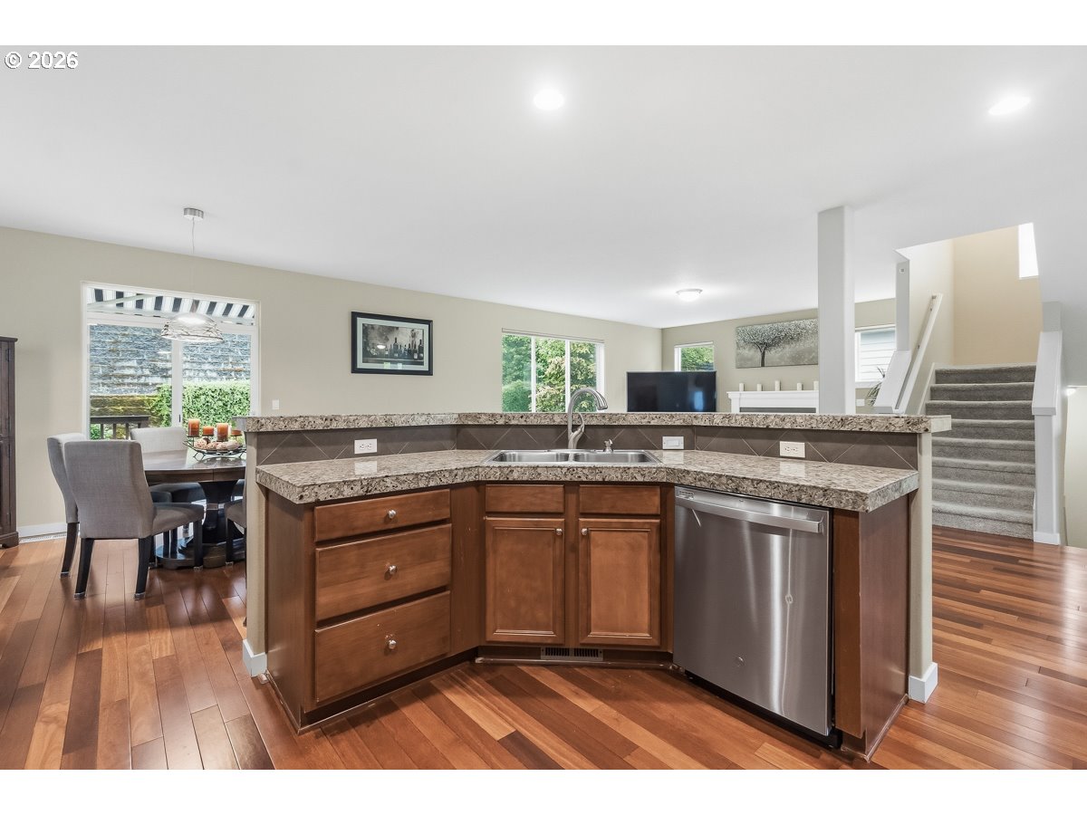 9471 Southwest 164th Avenue Beaverton, OR 97007 - Photo 6 of 26 Kitchen