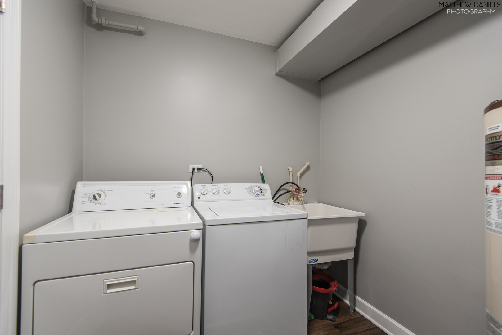 5208 State Road Burbank, IL 60459 - Photo 16 of 21 a utility room with dryer and washer