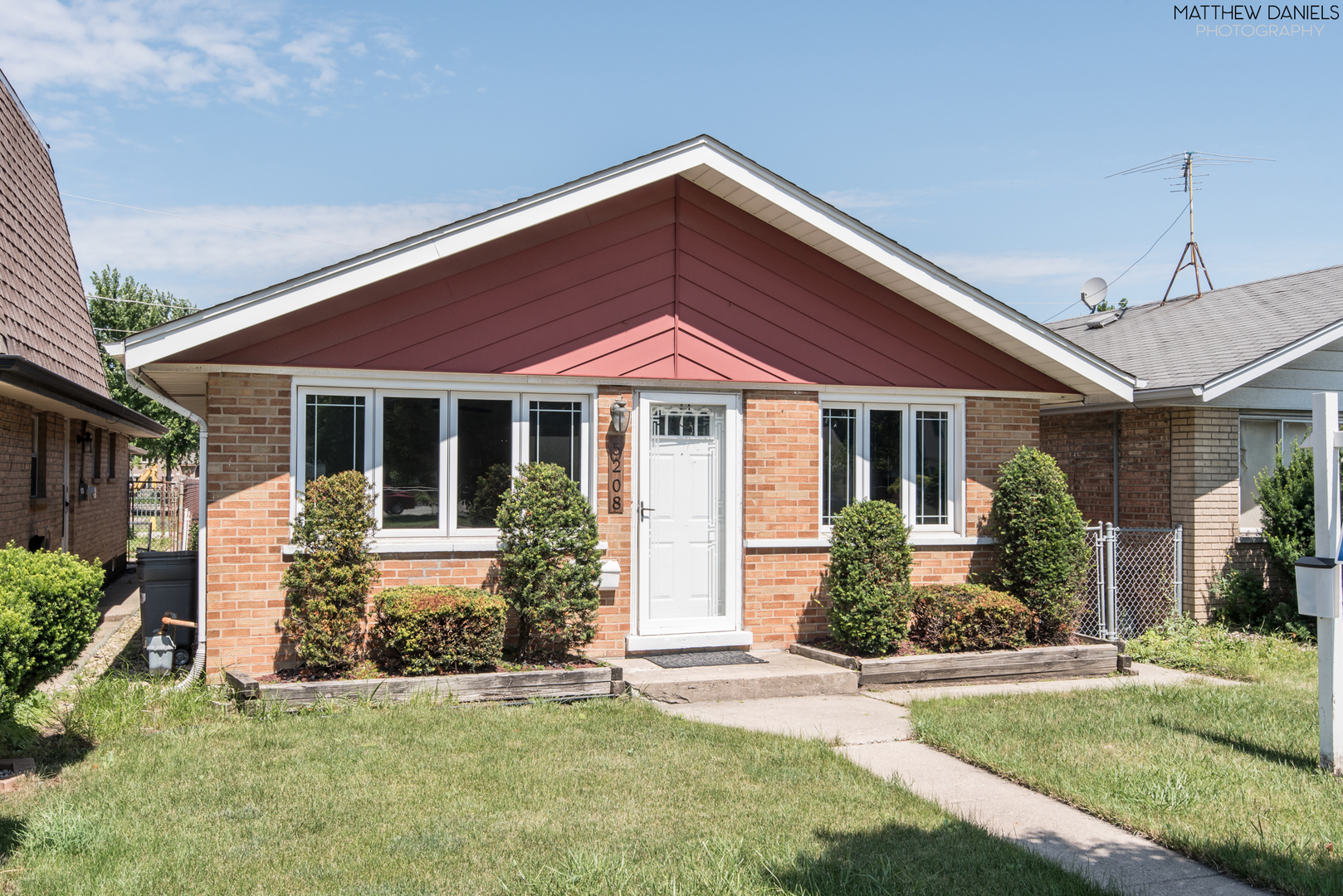 5208 State Road Burbank, IL 60459 - Photo 19 of 21 front view of a house with a yard