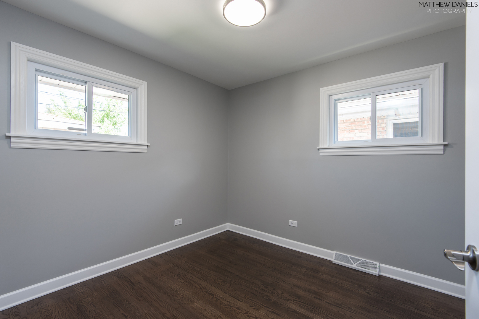 5208 State Road Burbank, IL 60459 - Photo 10 of 21 a view of an empty room with wooden floor and a window