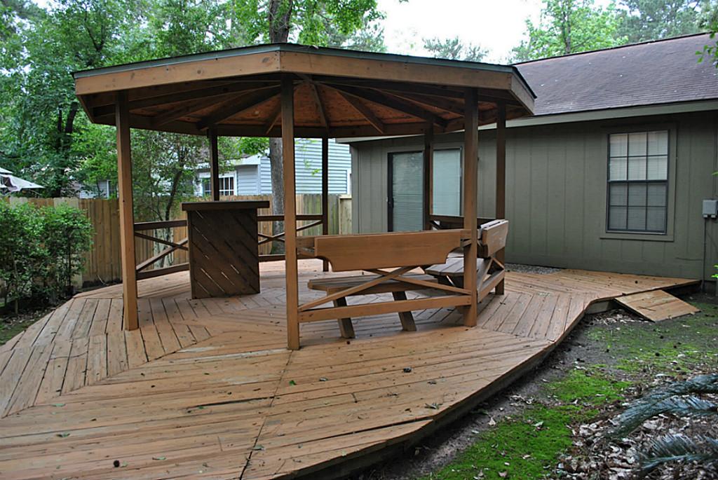 18 Dellforest Court Spring, TX 77381 - Photo 39 of 42 a view of a patio with table and chairs under an umbrella