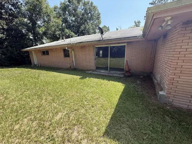 a view of a backyard