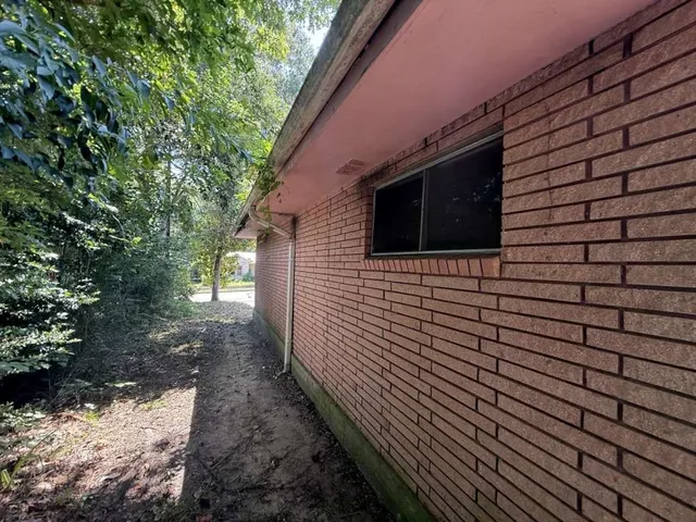 a view of a backyard