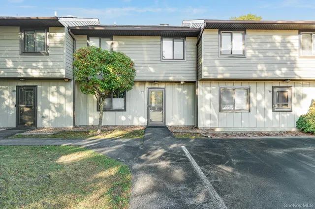 $425,000 | 37 Hudson Heights Drive, Poughkeepsie, NY 12601