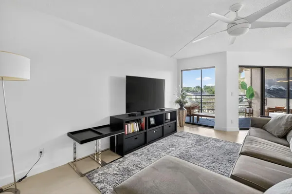 $360,000 | 5851 Camino Del Sol, Unit 402, Boca Raton, FL 33433