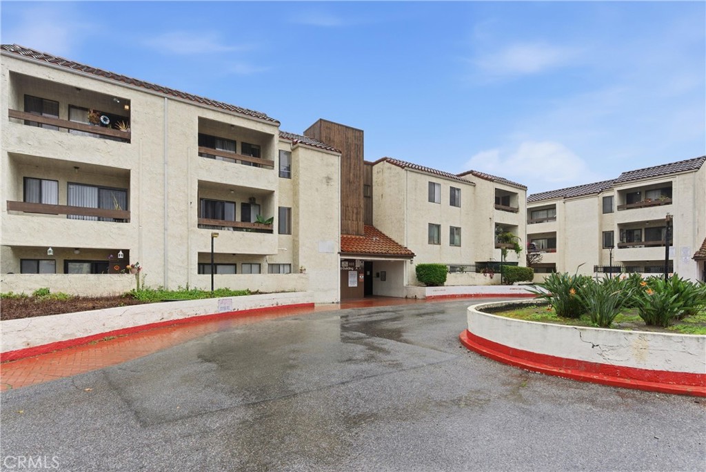 600 West 3rd Street, Unit A210 Santa Ana, CA 92701 - Photo 20 of 30 a front view of residential houses with yard