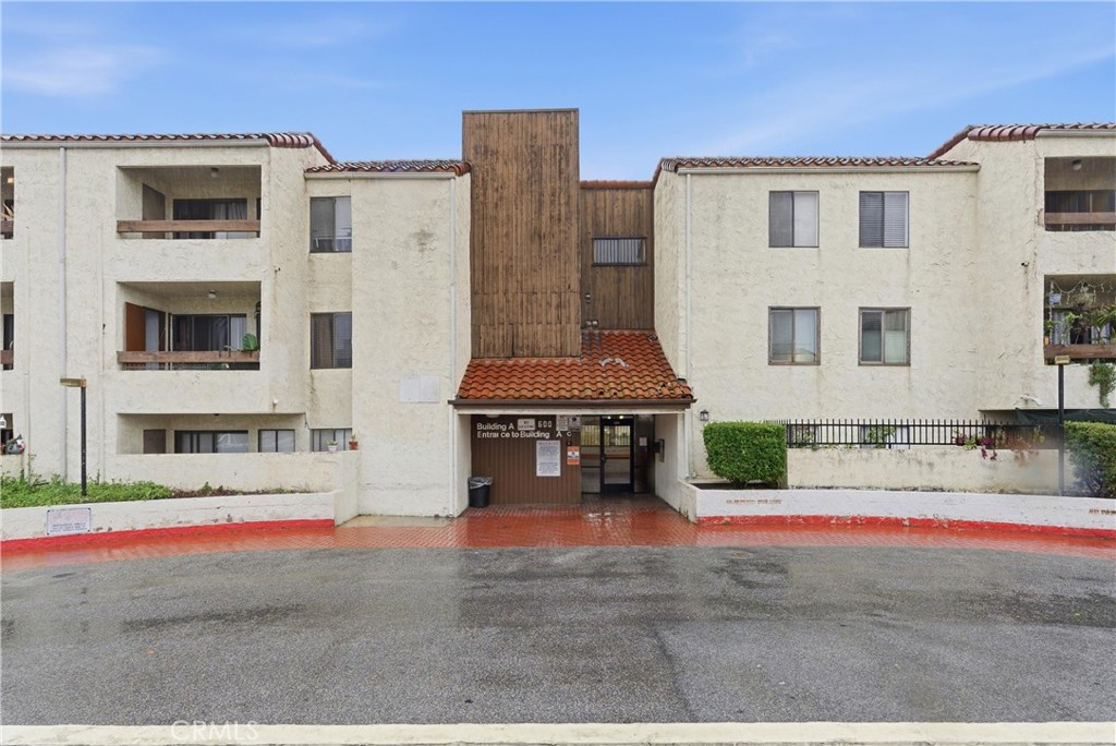 600 West 3rd Street, Unit A210 Santa Ana, CA 92701 - Photo 21 of 30 a view of residential houses with street
