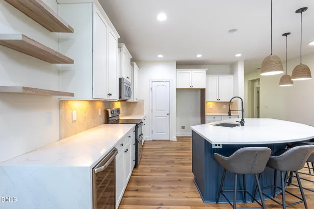 a large kitchen with kitchen island a large island in it