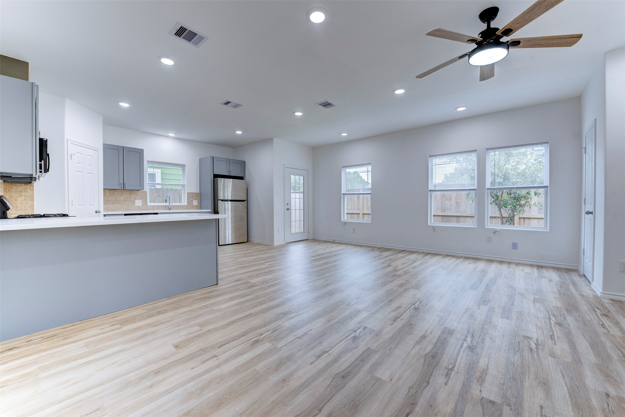 8203 Woodlyn Road, Unit F Houston, TX 77028 - Photo 9 of 31