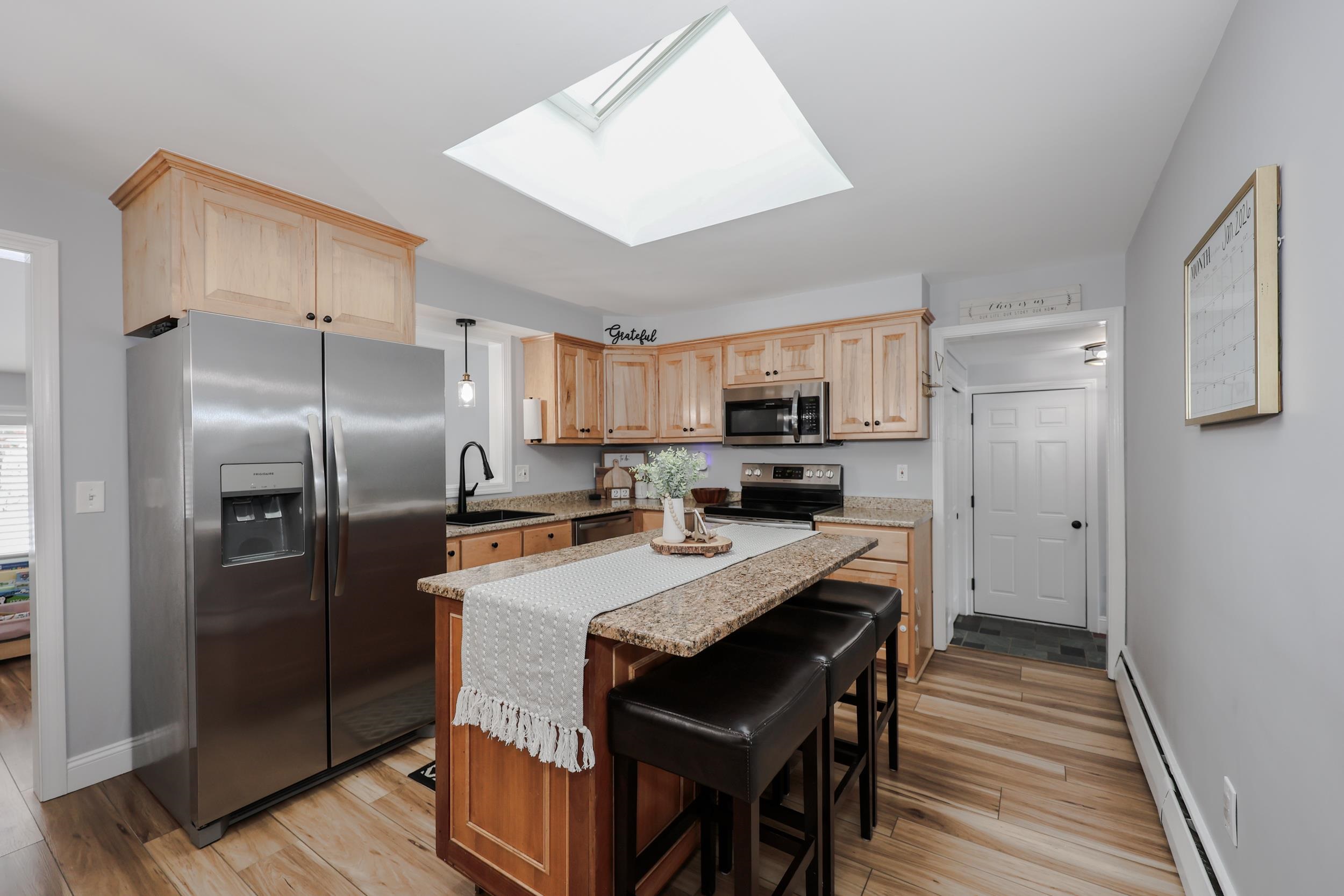 2052 Lake Shore Road Manchester, NH 03109 - Photo 5 of 43