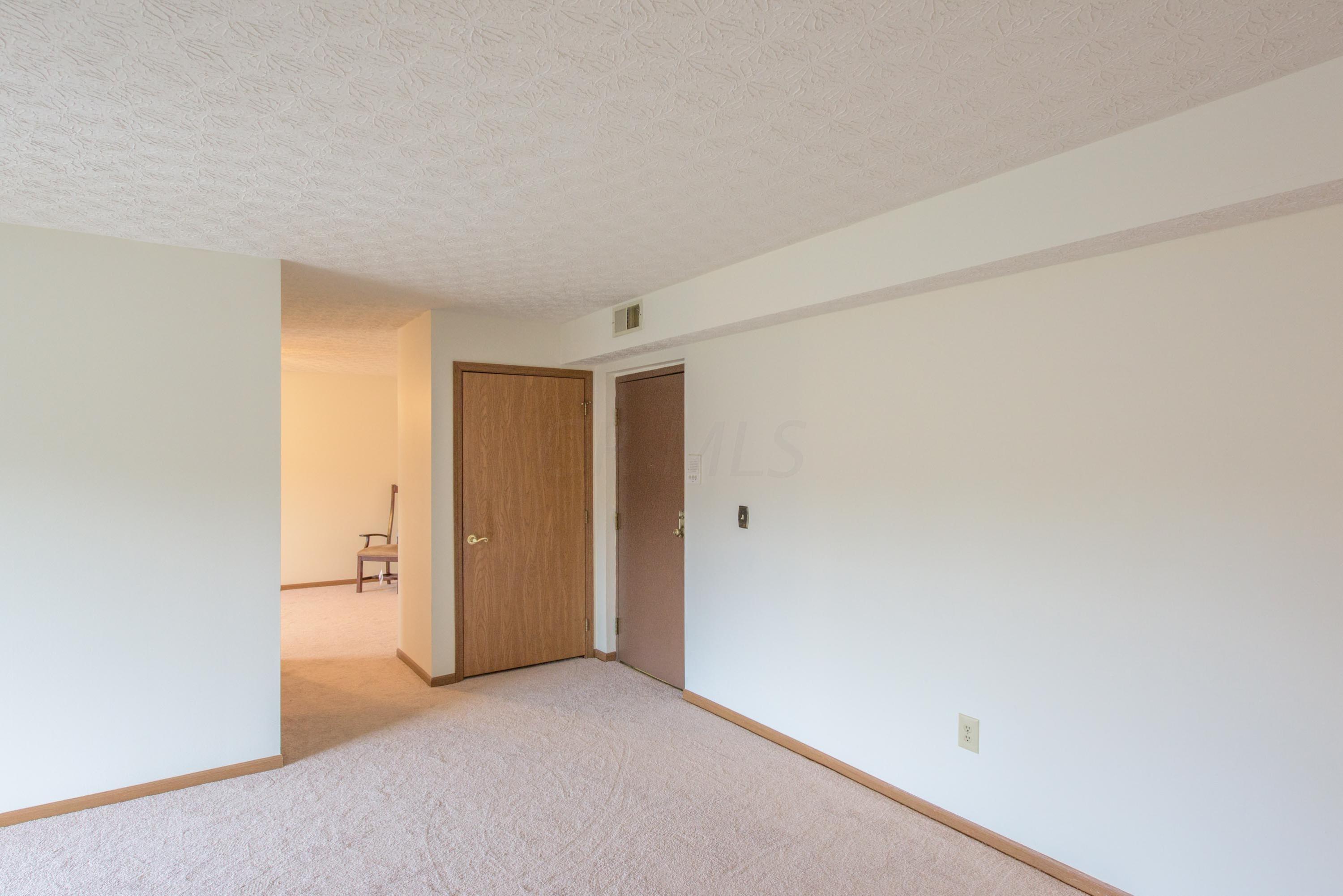 4115 Karl Road, Unit 301 Columbus, OH 43224 - Photo 4 of 25 Gallery Image 4