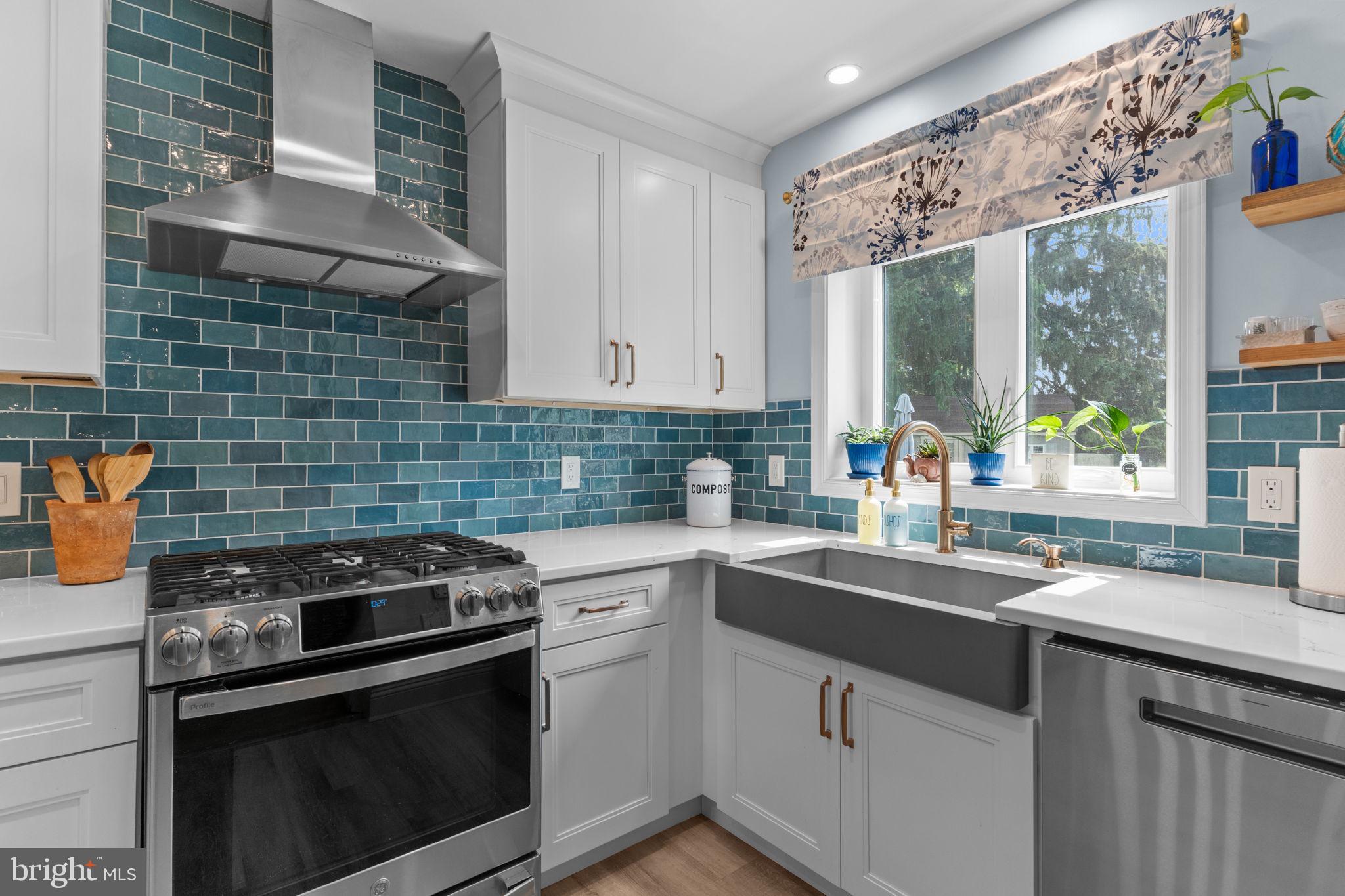 410 Island Road Columbus, NJ 08022 - Photo 13 of 43 a kitchen with a sink stove and cabinets
