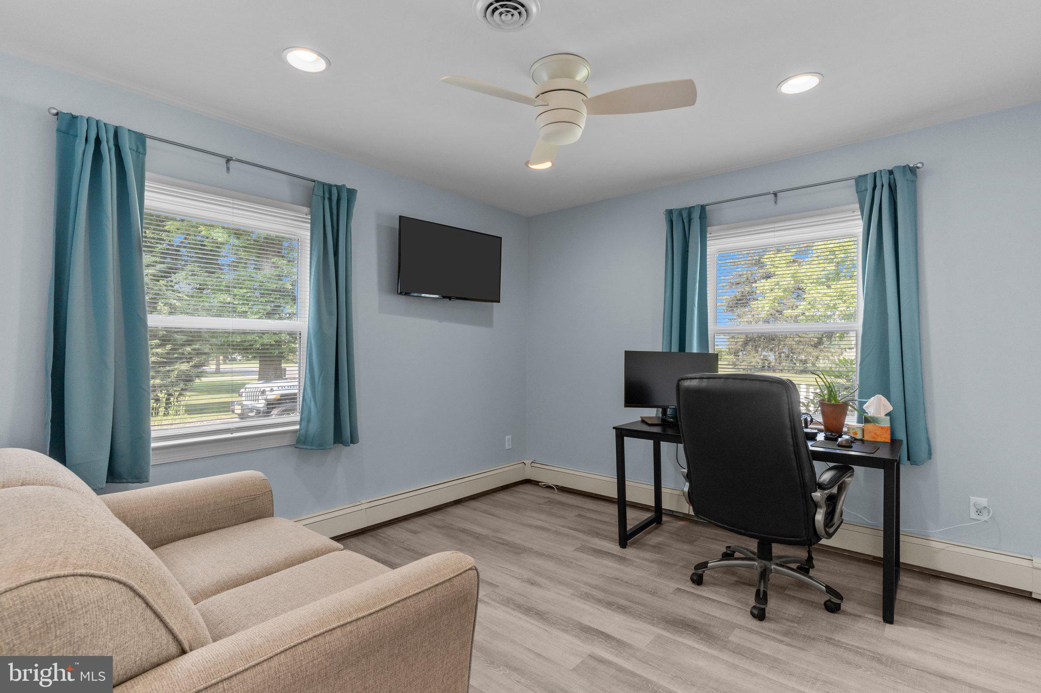 410 Island Road Columbus, NJ 08022 - Photo 25 of 43 a living room with furniture and a window