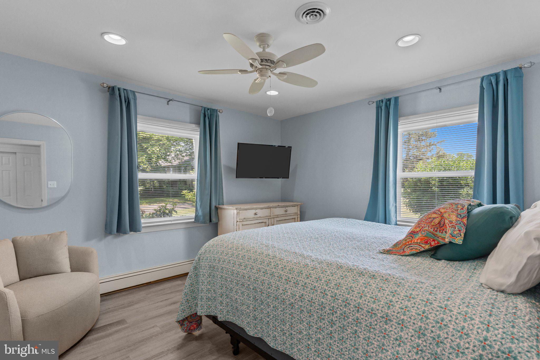 410 Island Road Columbus, NJ 08022 - Photo 26 of 43 a bedroom with a bed and a couch