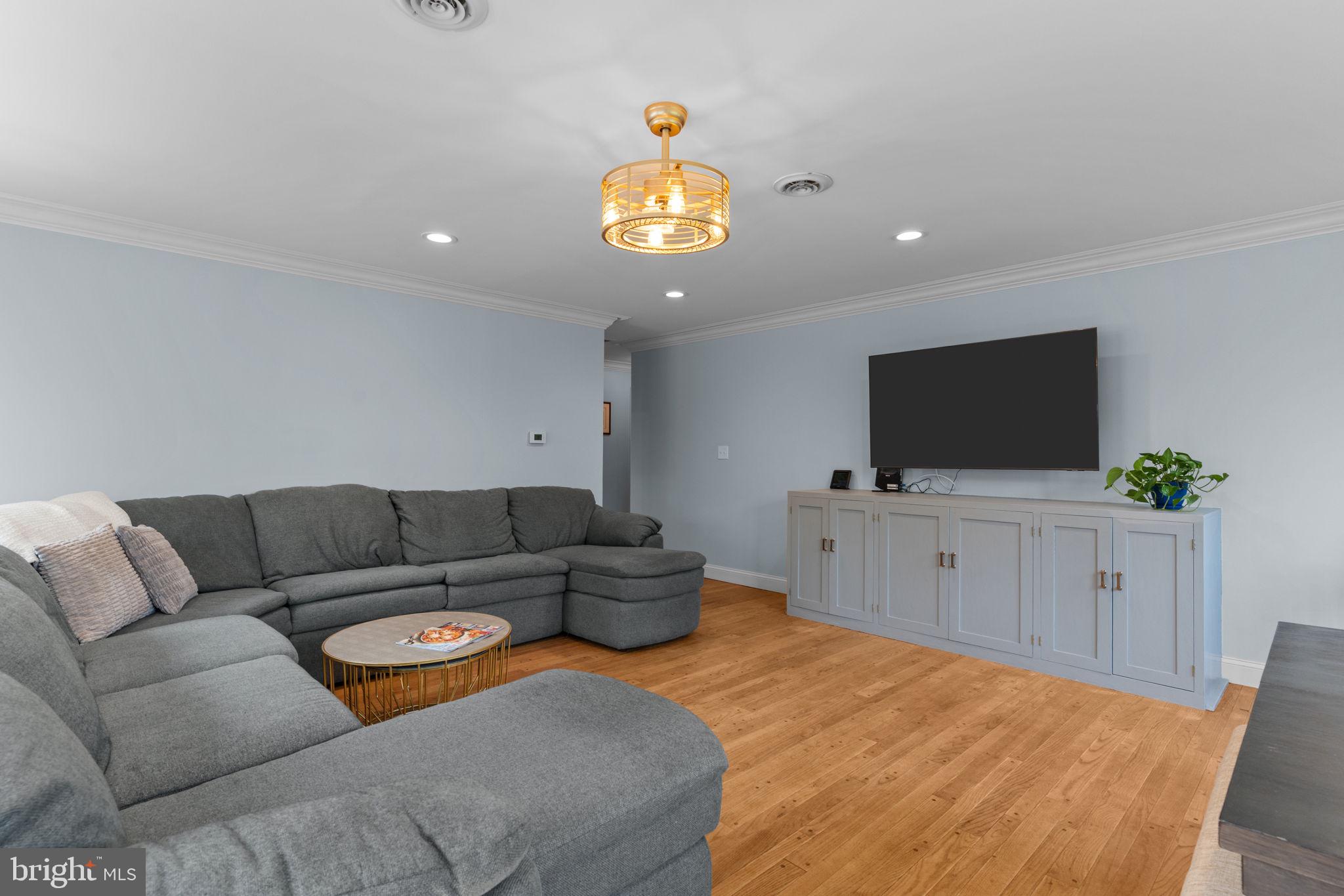 410 Island Road Columbus, NJ 08022 - Photo 6 of 43 a living room with furniture and a flat screen tv