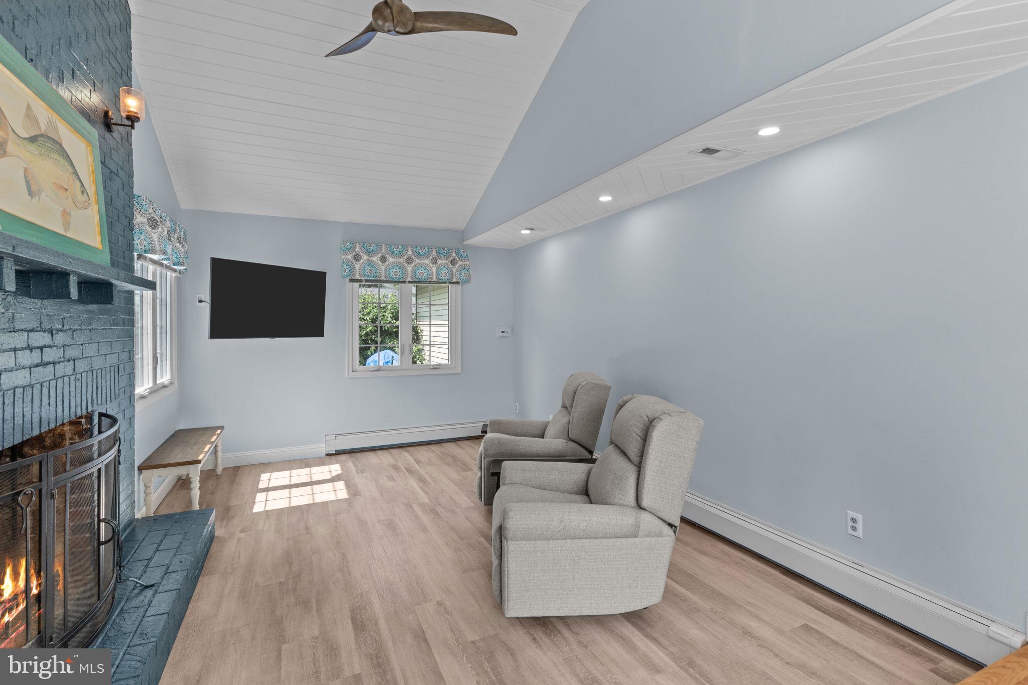 410 Island Road Columbus, NJ 08022 - Photo 10 of 43 a living room with furniture and a flat screen tv