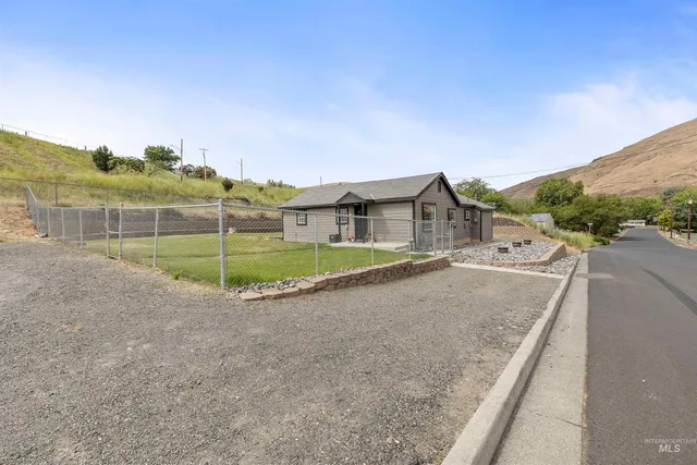 $359,900 | 105 Meador Street, Asotin, WA 99402