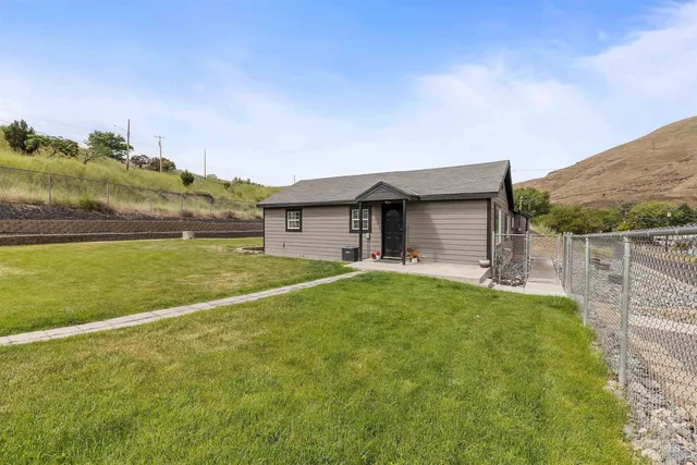 $359,900 | 105 Meador Street, Asotin, WA 99402