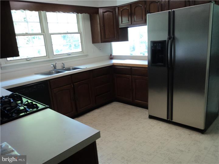 655 Nancy Road Yardley, PA 19067 - Photo 4 of 20 Kitchen