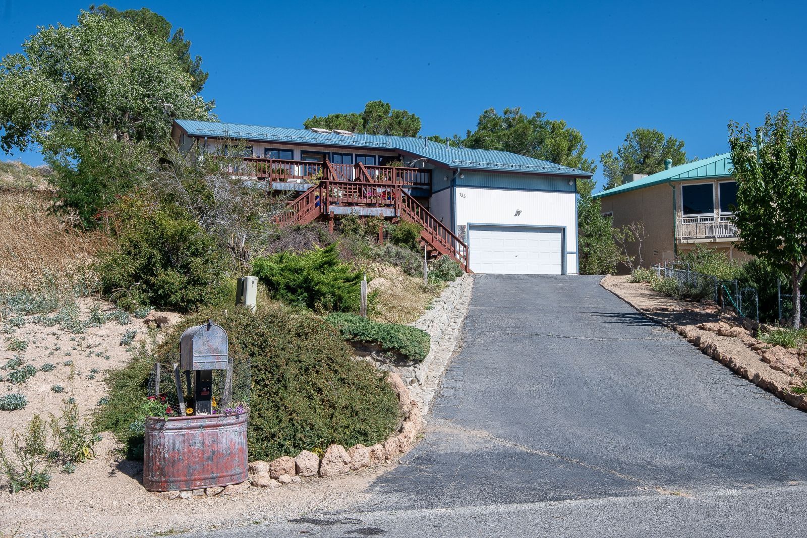 133 Summit Road Bishop, CA 93514 - Photo 2 of 21 Drive way