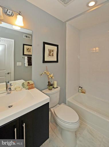 2431 Ontario Road Northwest, Unit 3 Washington, DC 20009 - Photo 9 of 14 Master Bathroom