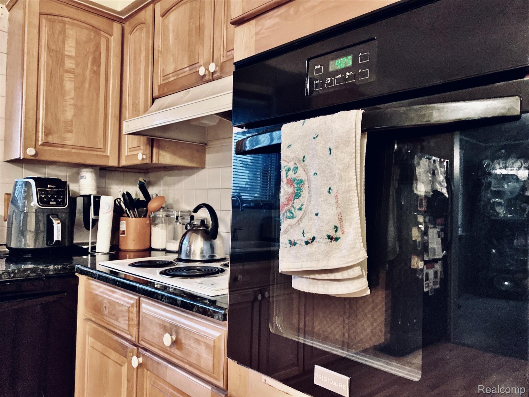 18484 Davidson Road Fraser, MI 48026 - Photo 12 of 45 Kitchen Oven.JPG