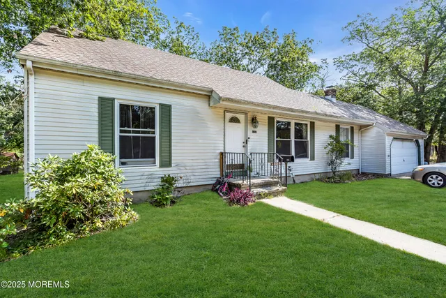 a view of a house with a backyard