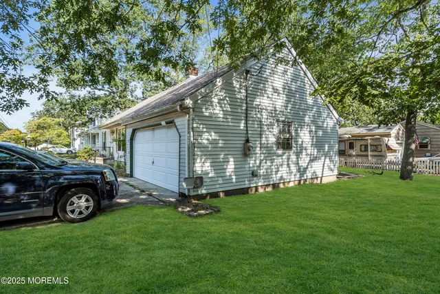 a view of a house with a backyard
