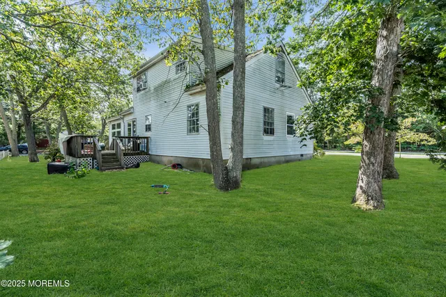 a view of a house with backyard