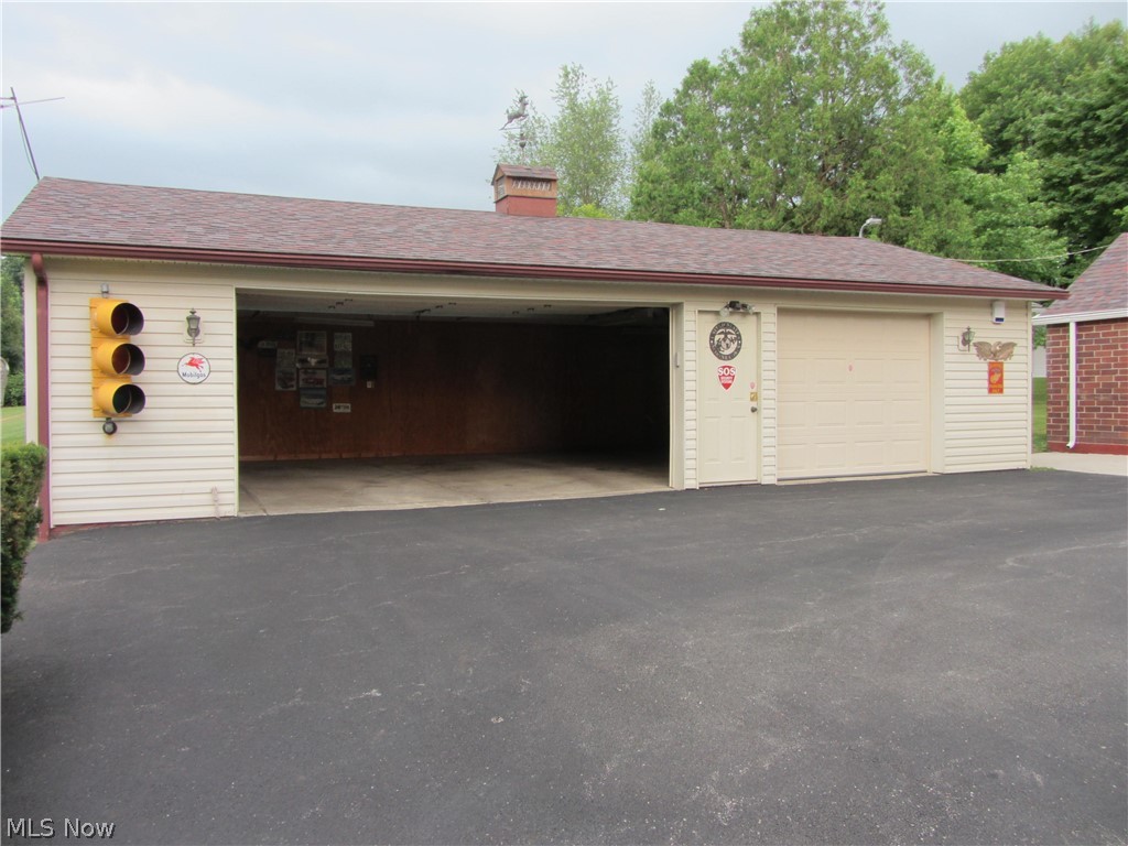 7254 Chestnut-Ridge Road Hubbard, OH 44425 - Photo 11 of 25 View of garage