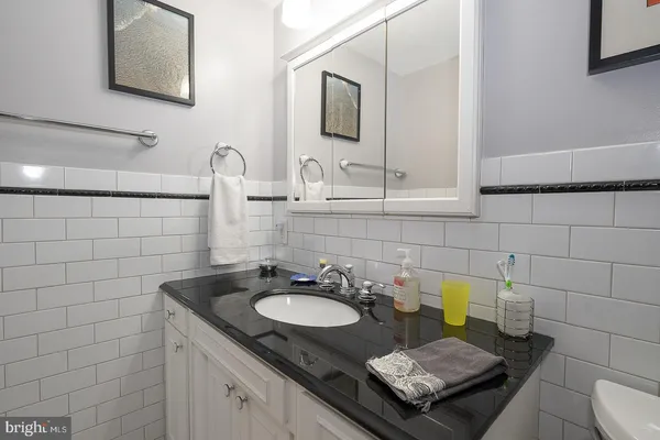 $380,000 | 1919 Chestnut Street, Unit 2703, Philadelphia, PA 19103
