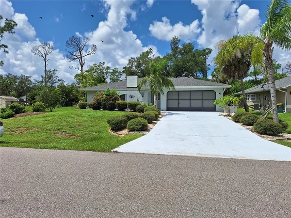 a view of a house with backyard and garden