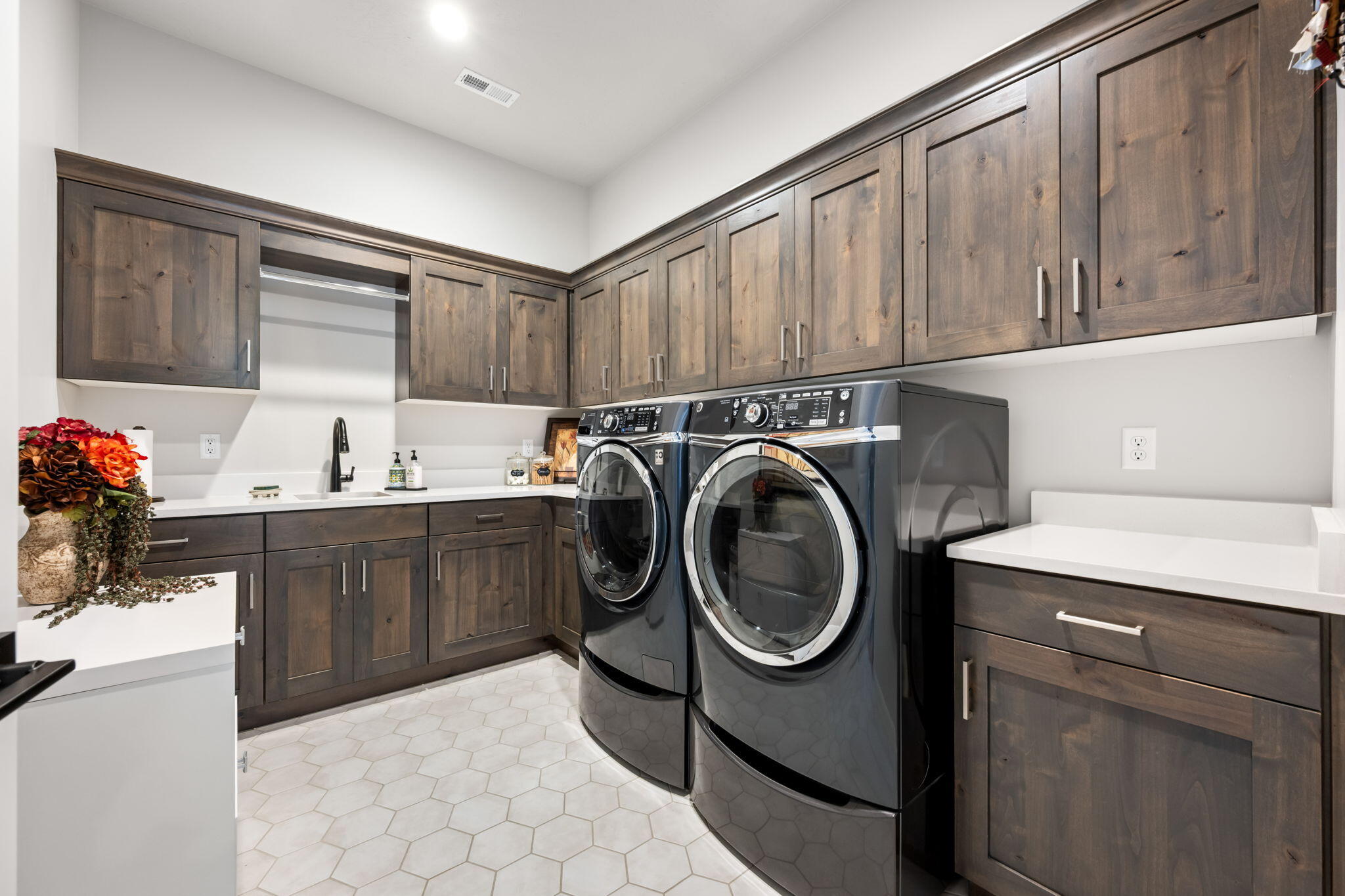 227 United Way Ivins, UT 84738 - Photo 11 of 28 Well-designed laundry space with cabinetry and sink