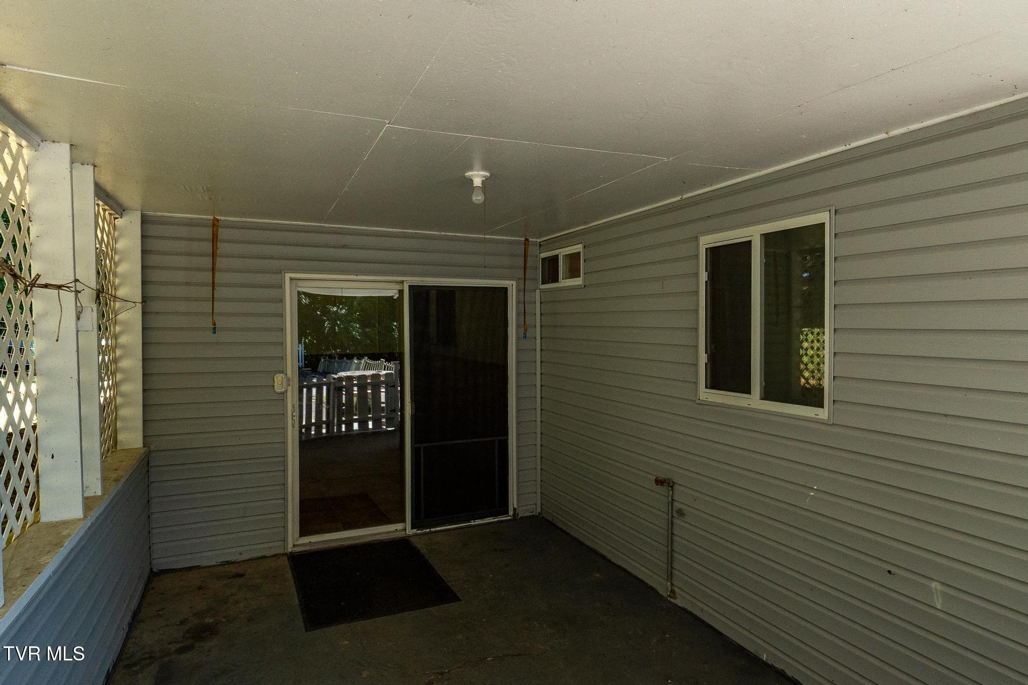 10590 Oak Grove Road Bristol, VA 24202 - Photo 4 of 42 10590 Oak Grove Rd (28 of 78)