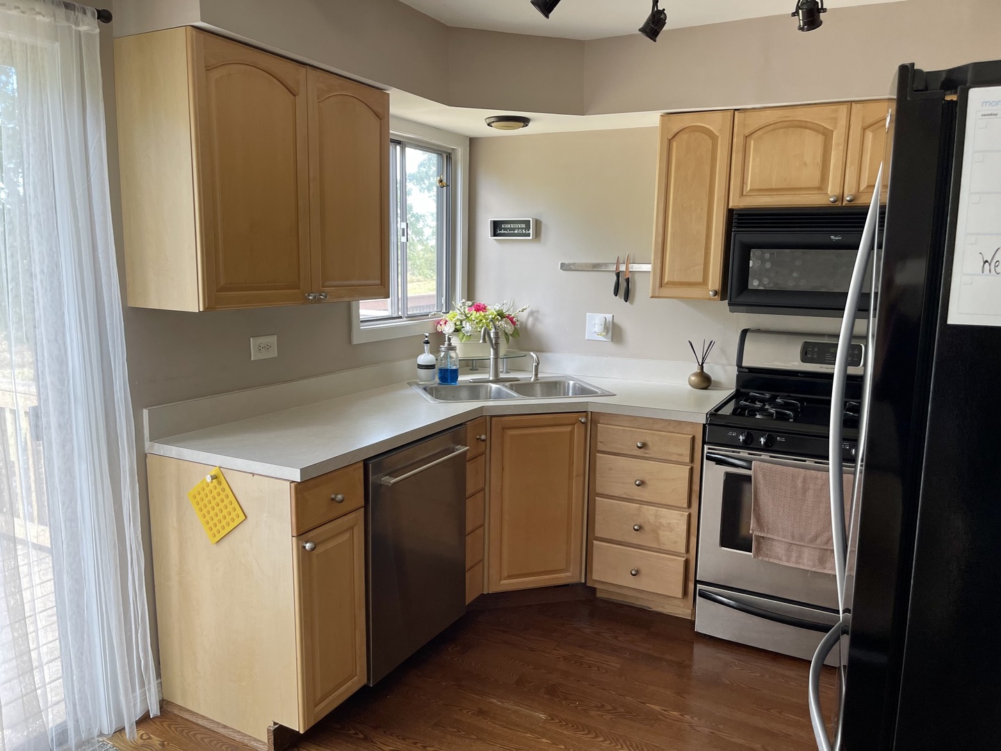 396 Echo Lane, Unit 3 Aurora, IL 60504 - Photo 4 of 20 a kitchen with a sink appliances and cabinets