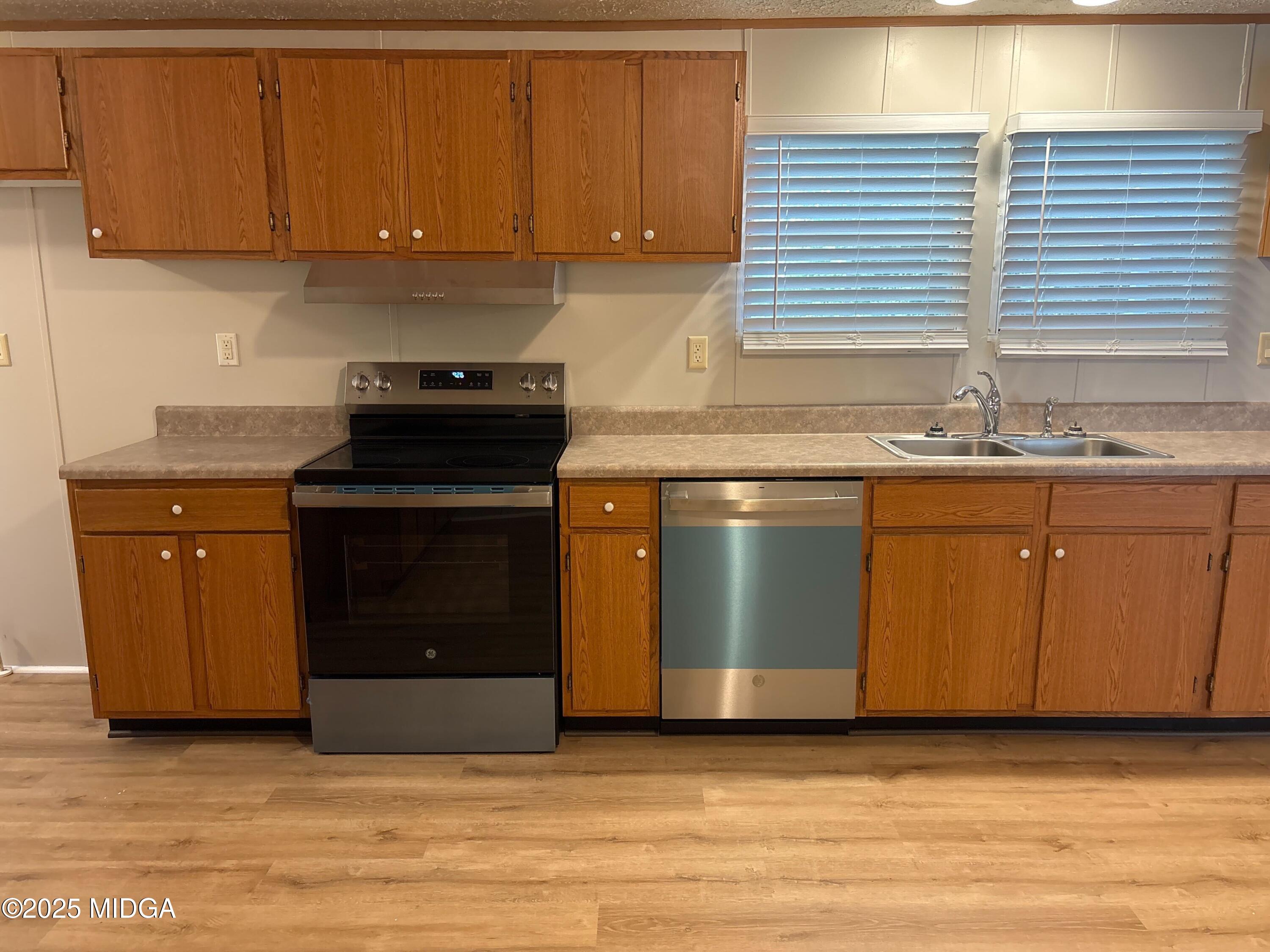 137 Alview Drive Macon, GA 31206 - Photo 6 of 22 a kitchen with granite countertop a sink and a stove